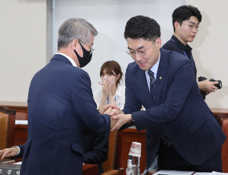 거액 가상자산 보유의혹을 받고 있는 김남국 무소속 의원이 12일 오전 서울 여의도 국회에서 열린 교육위원회 전체회의에서 민형배 더불어민주당 의원과 인사를 나누고 있다. 2023.6.12/뉴스1 ⓒ News1 송원영 기자