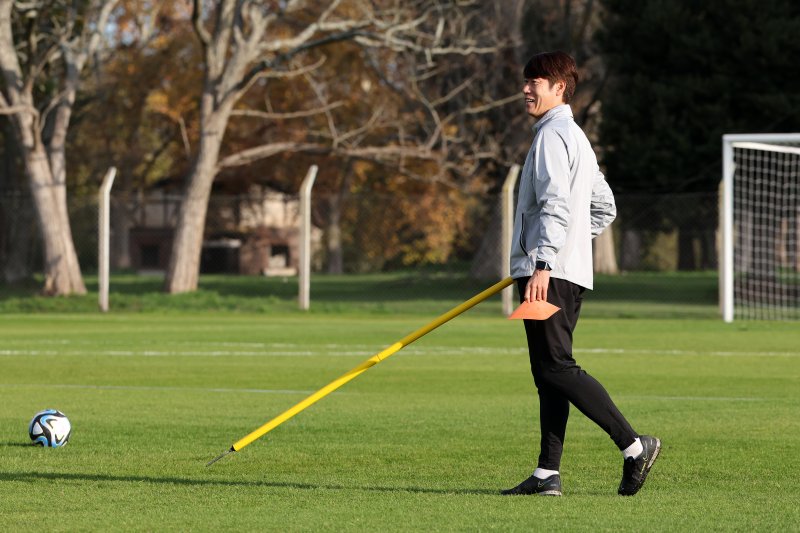 김은중 한국 20세 이하(U-20) 월드컵 축구대표팀 감독이 7일(현지시간) 아르헨티나 에스탄시아 치카 훈련장에서 훈련을 지켜보고 있다. 2023.6.8/뉴스1 ⓒ News1 이승배 기자