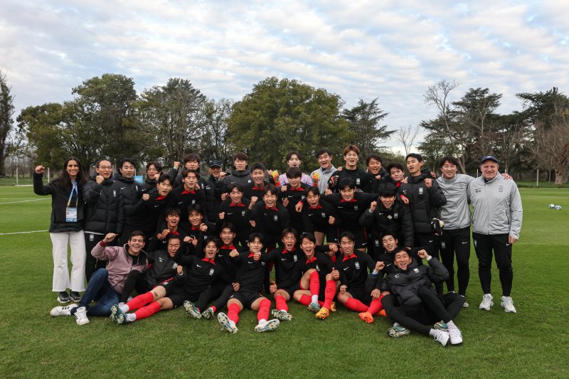 김은중 한국 20세 이하(U-20) 월드컵 축구대표팀 감독과 선수단, 코칭 스태프들이 10일(현지시간) 아르헨티나 라플라타 에스탄시아 치카 훈련장에서 훈련을 마치고 기념촬영을 하고 있다. 2023.6.11/뉴스1 ⓒ News1 이승배 기자