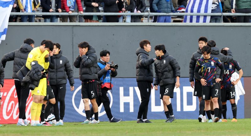 11일(현지시간) 아르헨티나 라플라타 스타디움에서 열린 'FIFA U-20 월드컵 아르헨티나 2023' 3·4위 결정전 한국과 이스라엘의 경기에서 1대3으로 패배한 한국 대표팀이 아쉬워하고 있다. 2023.6.12/뉴스1 ⓒ News1 이승배 기자