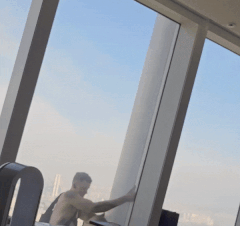 롯데월드타워를 맨손으로 등반한 20대 영국인 남성을 내부에서 찍은 영상 /사진=뉴스1