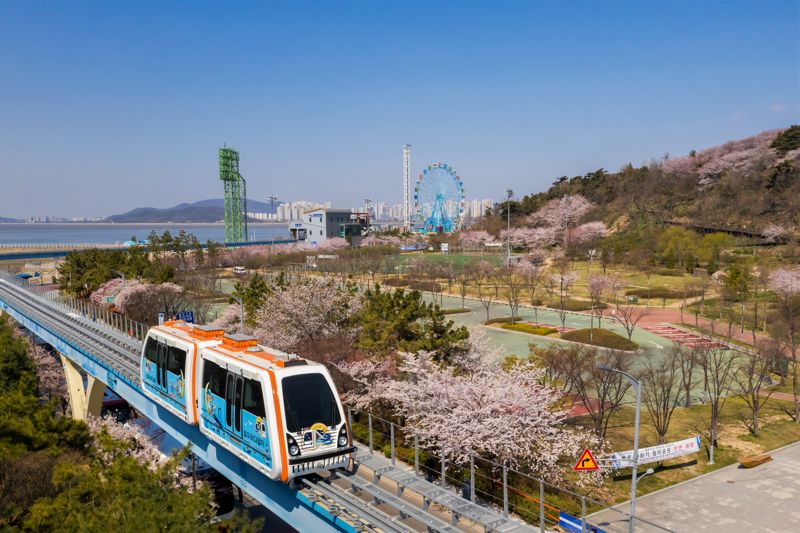 인천 월미바다열차가 2019년 10월 개통 이후 지난 3일 4년 만에 하루 이용 승객 2000명을 넘어 인천의 명실상부한 관광 명물로 자리매김했다. 인천교통공사 사진 제공.