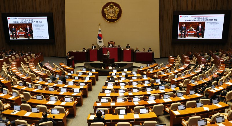 12일 국회 본회의에서 국민의힘 김석기 의원의 대정부 질문 때 민주당 이재명 대표와 주한중국대사의 회동 화면이 나오고 있다. 사진=연합 지면화상