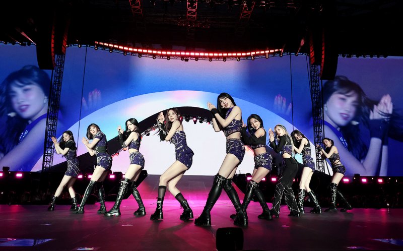 트와이스, 女그룹 첫 LA 소파이 스타디움 공연…5만명 운집