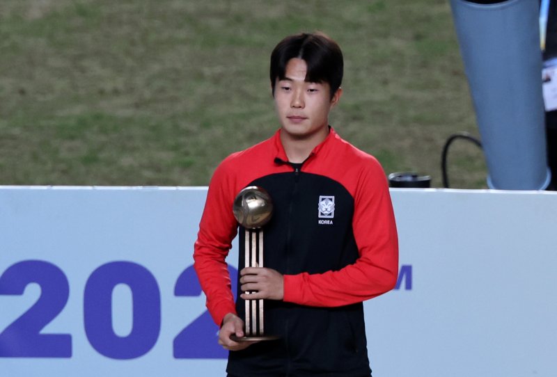 한국 20세이하(U-20) 월드컵 축구 대표팀 주장 이승원이 11일(현지시간) 아르헨티나 라플라타 스타디움에서 열린 'FIFA U-20 월드컵 아르헨티나 2023' 시상식에서 아디다스 브론즈볼을 수상하고 있다. 2023.6.12/뉴스1 ⓒ News1 이승배 기자