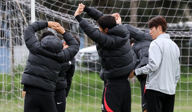 김은중 한국 20세 이하(U-20) 월드컵 축구대표팀 감독이 9일(현지시간) 아르헨티나 라플라타 하워드 존슨 호텔 인근 훈련장에서 회복훈련에 임하는 선수들을 살펴보고 있다. 2023.6.10/뉴스1 ⓒ News1 이승배 기자