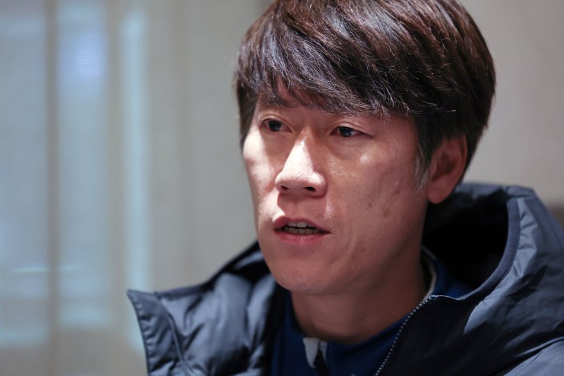 김은중 한국 20세 이하(U-20) 월드컵 축구대표팀 감독이 12일(한국시간) 아르헨티나 라플라타의 한 호텔에서 취재진과 인터뷰하고 있다. 2023.6.12/뉴스1 이승배기자