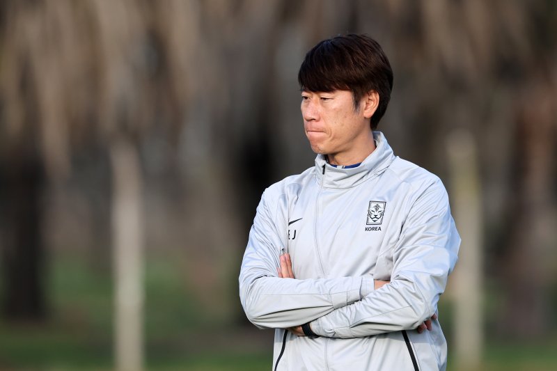 김은중 한국 20세 이하(U-20) 월드컵 축구대표팀 감독이 7일(현지시각) 아르헨티나 에스탄시아 치카 훈련장에서 선수들의 훈련을 지켜보고 있다. 2023.6.8/뉴스1 ⓒ News1 이승배 기자