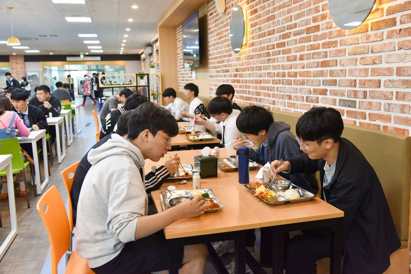 복합문화 공간으로 시범 조성한 부산 사하구 부산일과학고 식당에서 학생들이 식사를 하고 있다./제공=부산시교육청