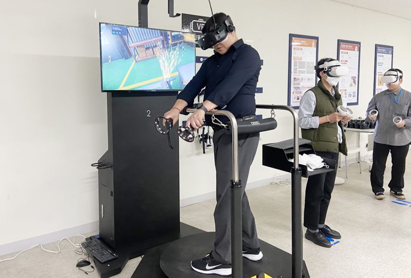 경기 광주시에 위치한 곤지암 메가허브터미널 안전체험관에서 한 직원이 VR 기기를 활용해 안전 체험을 하고 있다. CJ대한통운 제공