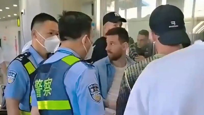 리오넬 메시가 비자 문제로 중국 공항에 일시적으로 갇혔다. /사진=The Mirror