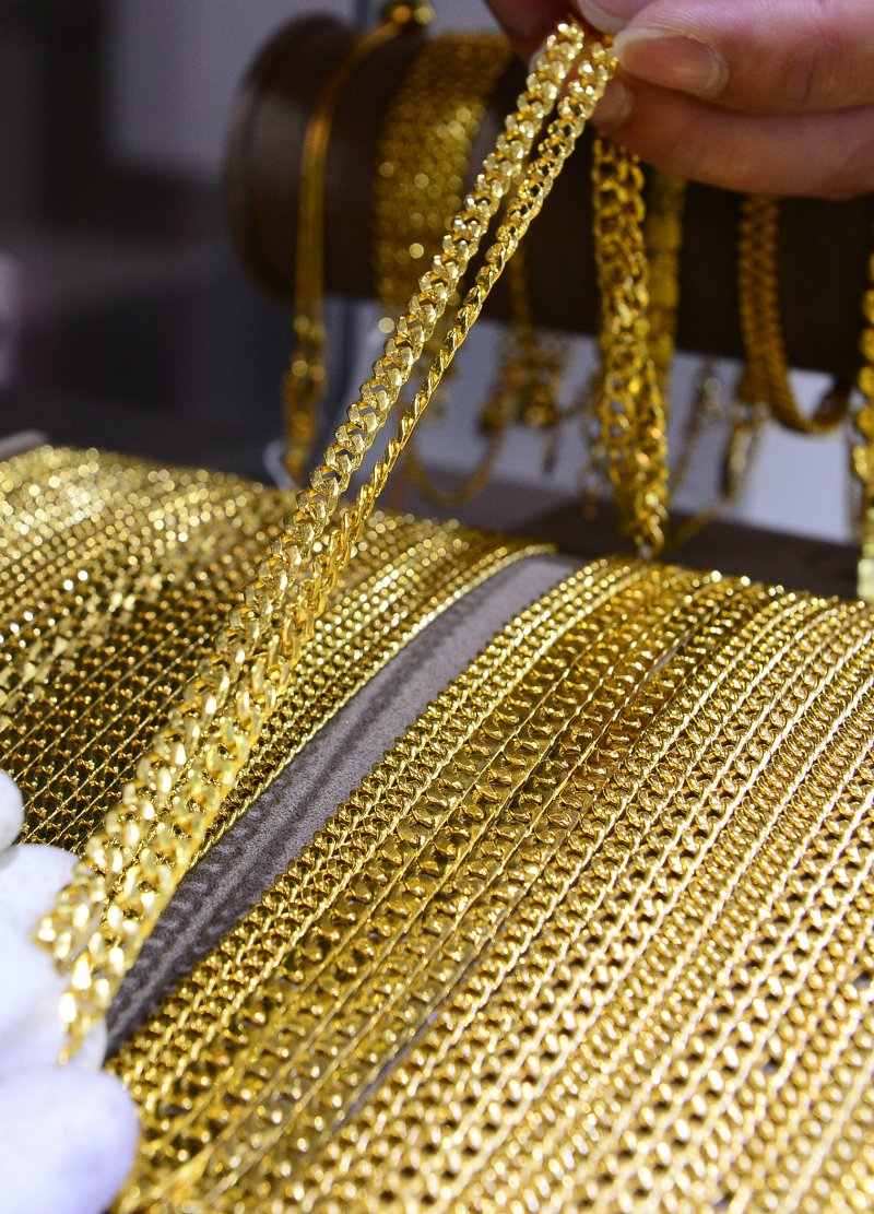 【서울=뉴시스】추상철 기자 = 서울 종로구 한국금거래소에서 직원이 골드바, 금목걸이 등 금 제품을 정리하고 있다. 2016.12.15.(자료사진) scchoo@newsis.com