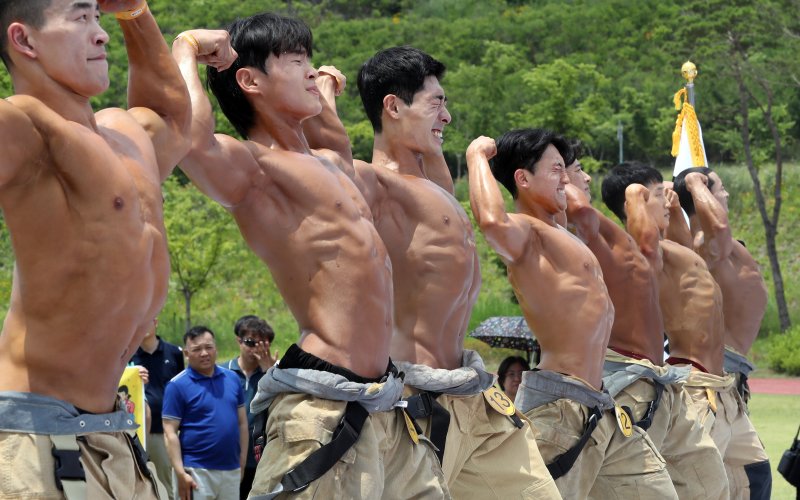 [공주=뉴시스] 강종민 기자 = 13일 충남 공주시 중앙소방학교에서 열린 전국소방기술경연대회 몸짱소방관 선발대회에 참가한 소방관들이 근육으로 꽉 찬 몸매를 선보이고 있다. 2023.06.13. ppkjm@newsis.com