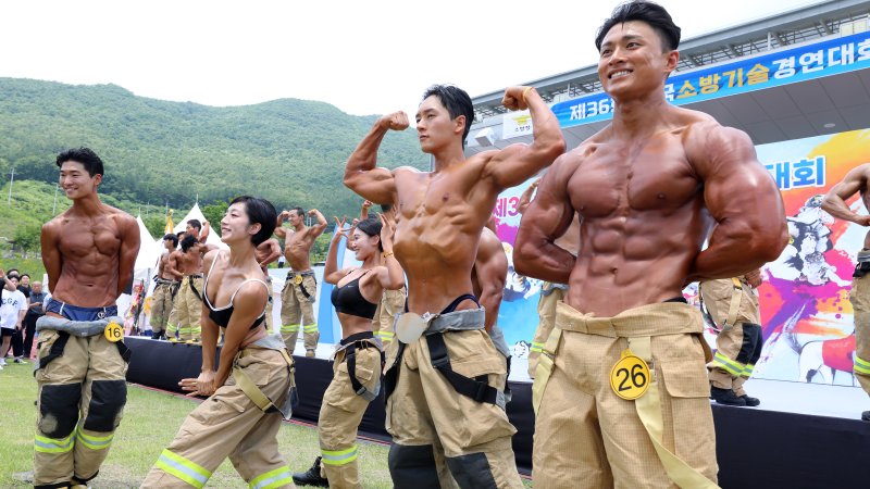 [공주=뉴시스] 강종민 기자 = 13일 충남 공주시 중앙소방학교에서 열린 전국소방기술경연대회 몸짱소방관 선발대회에 참가한 소방관들이 근육으로 꽉 찬 몸매를 선보이고 있다. 2023.06.13. ppkjm@newsis.com