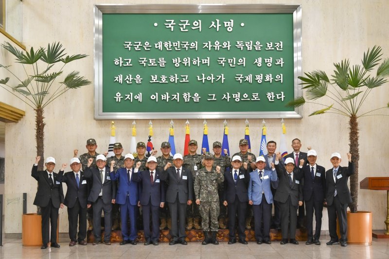 13일 충남 계룡대에서 열린 육군 갑종장교전우회 초청행사에서 박정환육군참모총장(오른쪽 여섯 번째) 등 참석자들이 기념사진을 촬영하고 있다.<div id='ad_body3' class='mbad_bottom' ></div> 사진=육군 제공