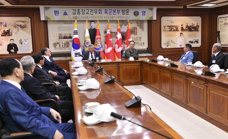 육군, 6·25·베트남 참전 '노병' 장교 초청..감사영상 헌정