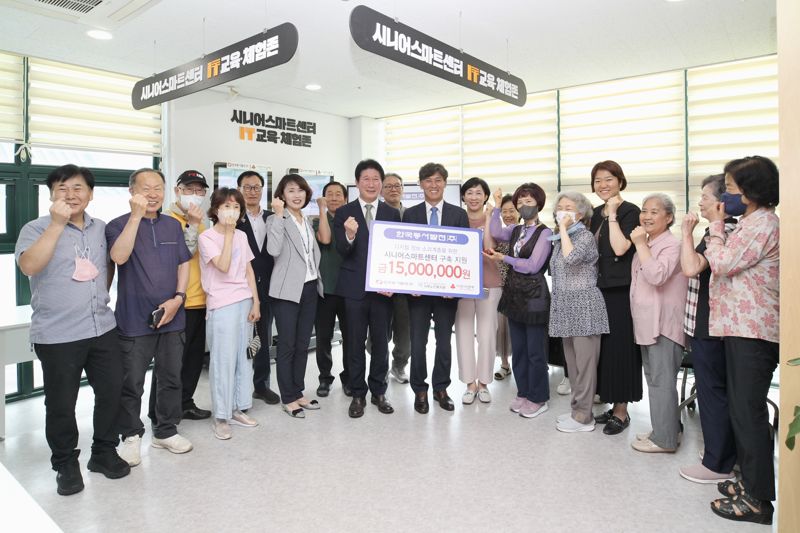 13일 울산광역시 울주군 서부노인복지관에 열린 시니어스마트센터 7호점 개소식에서 김영문 동서발전 사장(왼쪽 열번째)과 최인식 울주군시설관리공단 이사장(왼쪽 여덟번)이 마을 어르신 등과 기념사진을 찍고 있는 모습./동서발전 제