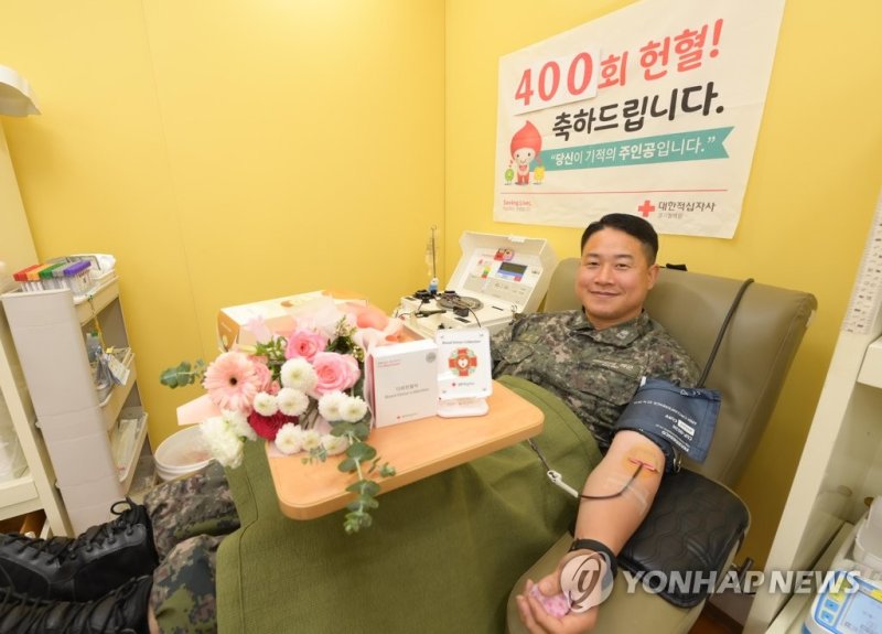 해군 2함대사령부 장진환 소령이 13일 경기 평택 헌혈의 집에서 400번째 헌혈을 하고 있다. 해군 제공