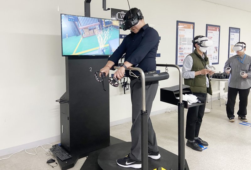 13일 경기 광주에 위치한 곤지암 메가허브터미널 안전체험관에서 한 직원이 VR 기기를 활용해 안전훈련을 하고 있다. CJ대한통운 제공