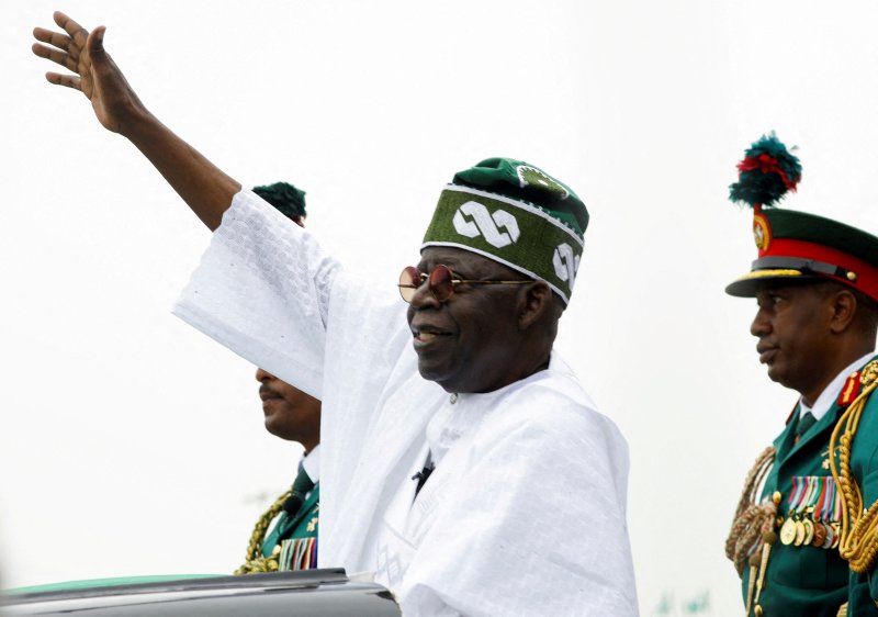 볼라 티누부 나이지리아 대통령이 지난달 29일(현지시간) 수도 아부자에서 취임 선서를 한 뒤 카 퍼레이드를 하고 있다. 티누부 대통령의 과감한 경제개혁 조처의 일환으로 나이지리아는 비공식적으로 고정환율제를 폐기했다. 로이터연합