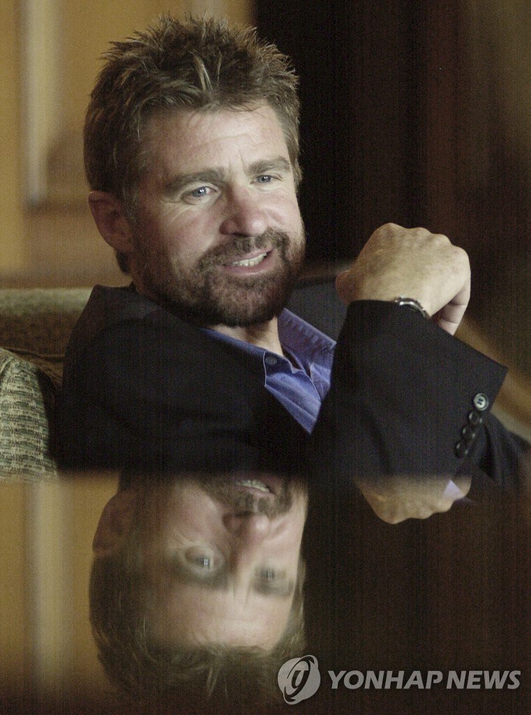 별세한 배우 트리트 윌리엄스(2002년 모습) FILE - Actor Treat Williams poses for a photo in Pasadena, Calif., on July 13, 2002. Williams, whose nearly 50-year career included starring roles in the TV series “Everwood” and the movie “Hair,” died Monday, June 12, 2023, after a motorcycle crash in Vermont, state police