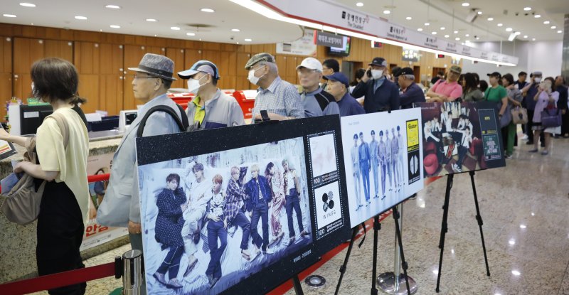 [뉴스1 PICK]“BTS 데뷔 10주년 축하” 보랏빛 물든 서울…BTS 기념 우표도 판매 시작