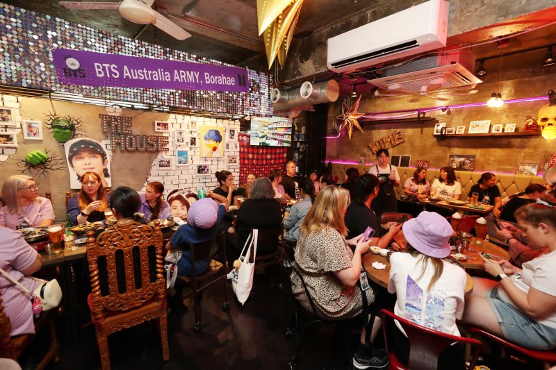 지난 7일 BTS 자체 제작 프로그램 ‘달려라 방탄 TV’ 촬영지 더하우스(The House)에서 파티를 즐기고 호주 아미들의 모습(한국관광공사 제공)