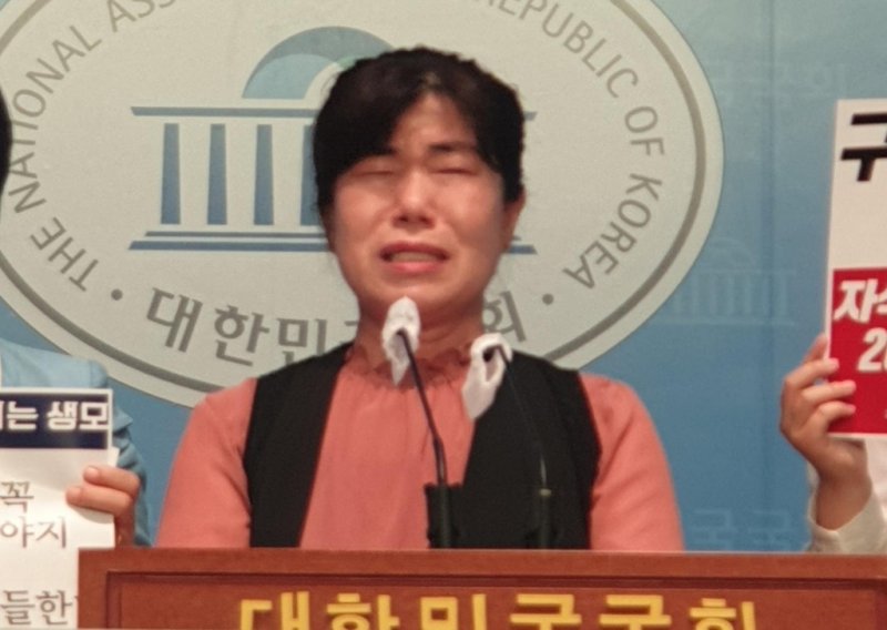 2년여 전 거제도 앞바다에서 실종된 김종안씨의 친누나 김종선씨가 14일 국회 기자회견을 통해 54년 만에 나타난 생모가 동생의 사망 보상금을 모두 가져가려고 해 억울하다며 울분을 토하고 있다.