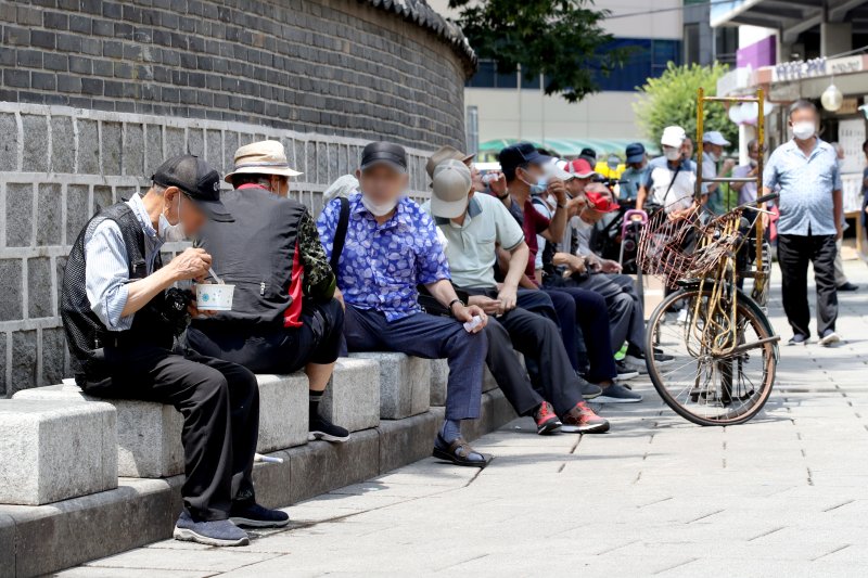 [서울=뉴시스] 김병문 기자 = 코로나19 일일 신규 확진자 수가 1600명을 기록한 15일 오전 서울 종로구 탑골공원 앞에서 어르신들이 무료배식을 받은 뒤 식사하고 있다. 2021.07.15. dadazon@newsis.com /사진=뉴시스