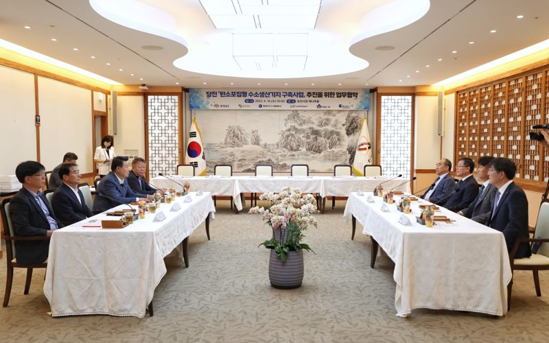 14일 충남 당진시청 해나루홀에서 열린 '청정수소경제 생태계 조성을 위한 협약식'에서 충남도와 한국가스기술공사 관계자 등 참석자들이 협약서 서명에 앞서 인사를 나누고 있다.