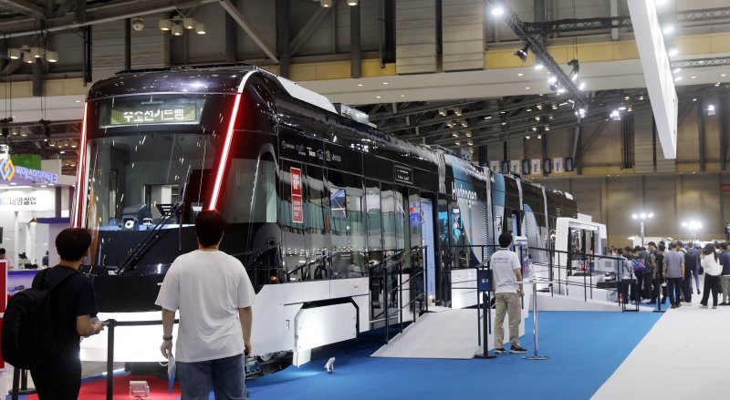 '2023 부산국제철도기술산업전'(RailLog Korea 2023)이 개막한 지난 14일 부산 해운대구 벡스코 제1전시장을 찾은 관람객들이 수소전기트램을 둘러보고 있다./제공=뉴시스