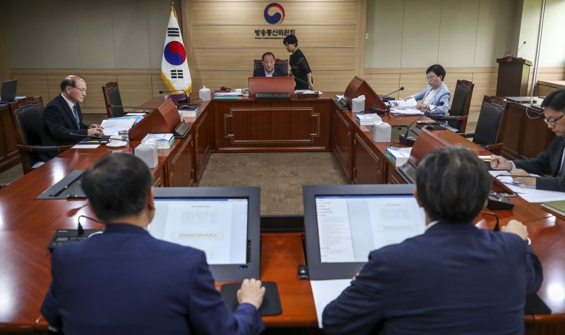 김효재 방송통신위원회 위원장 직무대행이 14일 오전 경기 과천시 정부과천청사 방송통신위원회에서 열린 19차 위원회 회의에서 개회선언을 하고 있다. 뉴시스