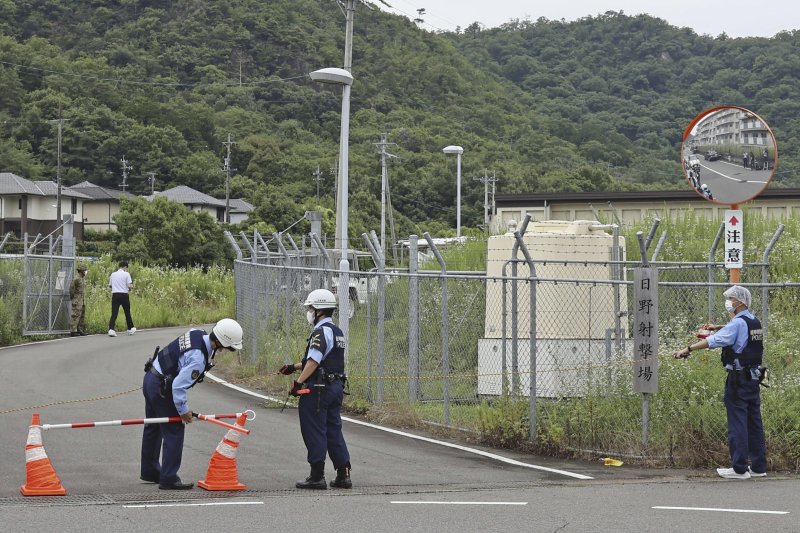 14일 일본 중부 기후시에 위치한 육상자위대 히노사격장에서 치명적인 총격 사건이 발생한 후 현지 경찰이 자위대 사격장 부근을 통제하고 있다. 뉴시스