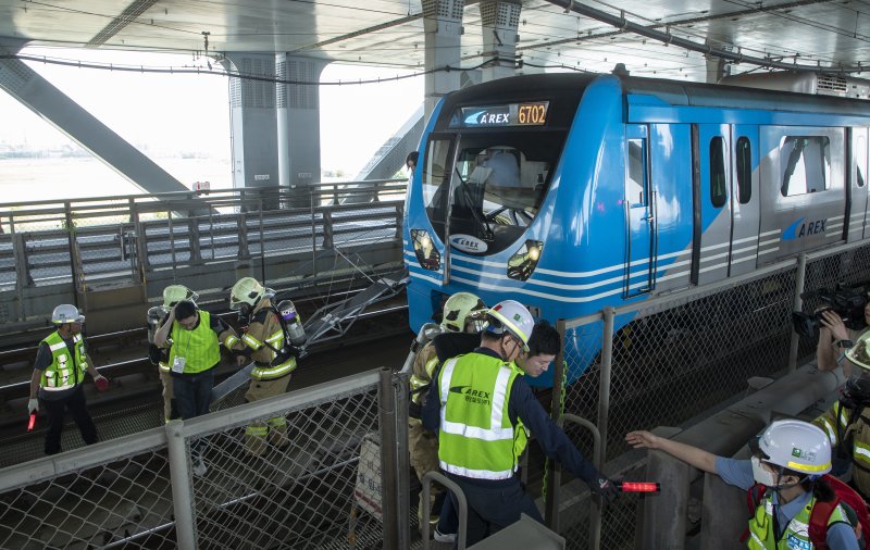 13일 오후 인천 중구 영종대교 하부도로에서 '2023년 재난대응 안전한국훈련'의 일환으로 추돌사고 대응 훈련이 실시되고 있다. 인천시와 18여 개의 관련 기관이 참여한 이번 훈련은 인천의 지리적 특성과 교통 여건 등을 반영해 ‘해무로 인한 영종대교 하단의 50중 차량 추돌 및 전기차 화재, 공항철도 전차선 단선 사고’를 주제로 실시했다. (공동취재) 2023.6.13/뉴스1 ⓒ News1 김도우 기자