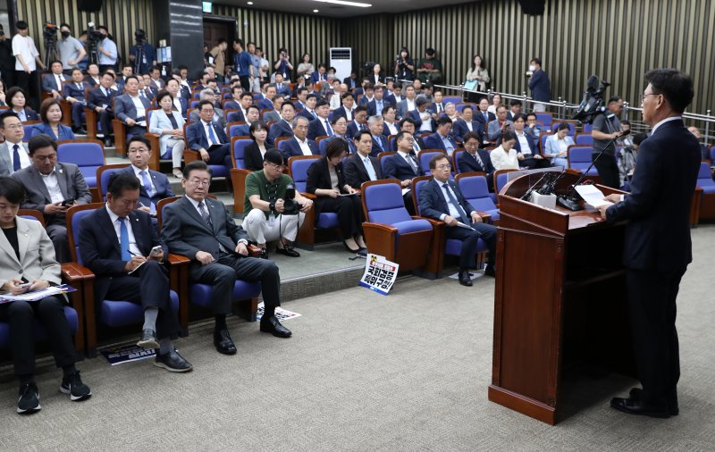 박광온 더불어민주당 원내대표가 지난 12일 오전 국회에서 열린 의원총회에서 발언하고 있다. 뉴시스