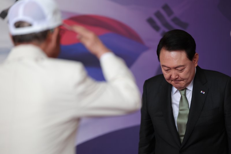 윤석열 대통령과 김건희 여사가 14일 청와대 영빈관에서 열린 국가유공자 및 보훈가족 초청 오찬에서 참석자들을 영접하고 있다. (대통령실 제공) 2023.6.14/뉴스1 ⓒ News1 오대일 기자