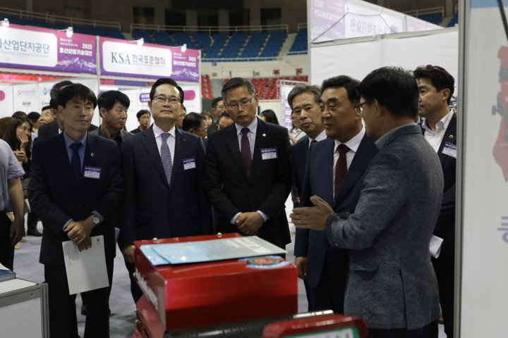 김두겸 울산시장은 덕양에코 부스를 찾아 전천후 3륜 구동미니소방차를 살펴 보고 있다.2023.6.14/뉴스1