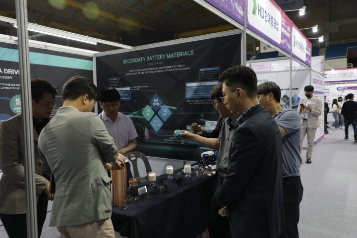 14일 울산동천체육관에서는 17개 연구기관, 130여개 지역기업이 참여한 ‘2023 울산 산업기술대전이 열리고있다. 고려아연 부스에서 관람객이 구경하고 있다.2023.6.14/뉴스1