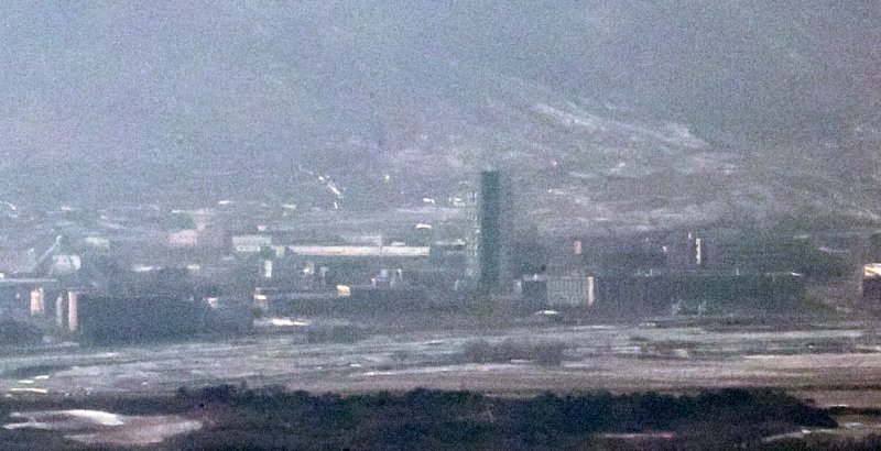 파주 접경지역에서 바라본 개성공단 내 남북공동연락사무소가 폭파된 채 방치된 모습. 뉴스1