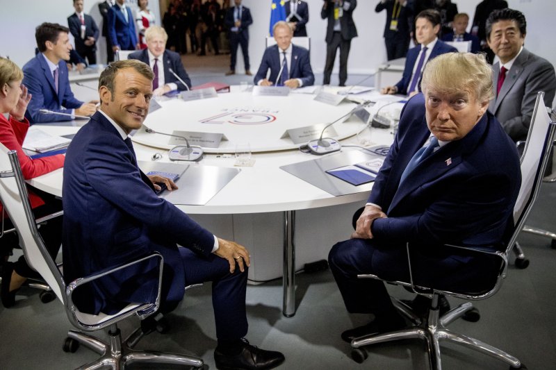 2019년 8월 25일 프랑스 비아리츠에서 열린 주요7개국(G7) 정상회의에서 에마뉘엘 마크롱 프랑스 대통령(왼쪽)과 당시 미국 대통령이었던 도널드 트럼프가 나란히 앉아 있다.AP연합뉴스
