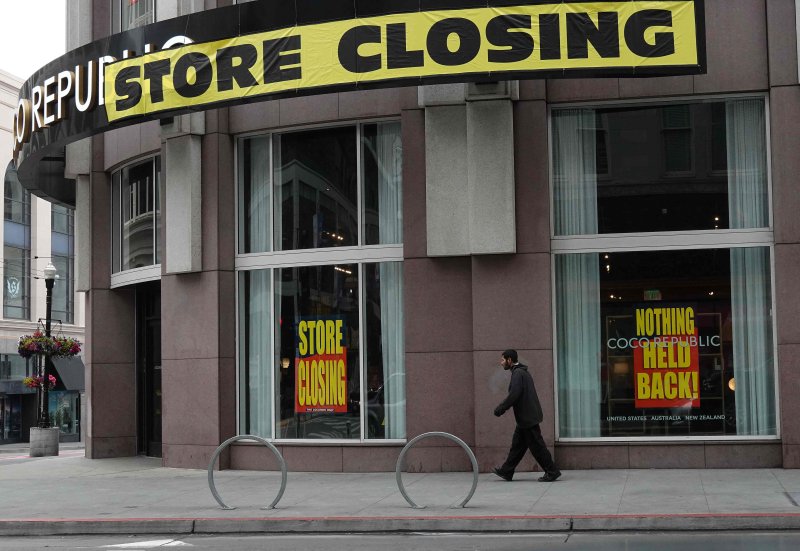미국 대형 소매업체들이 샌프란시스코 도심을 탈출하고 있다. 14일(현지시간) 샌프란시스코 도심의 폐쇄된 한 소매상점 앞을 한 시민이 걸어가고 있다. AFP연합