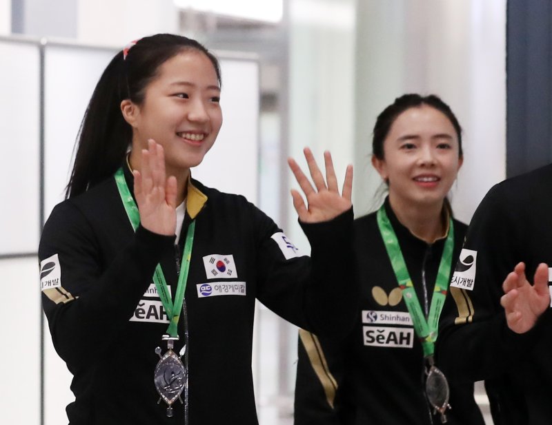 한국 탁구대표팀 신유빈(왼쪽)과 전지희. ⓒ News1 이승배 기자