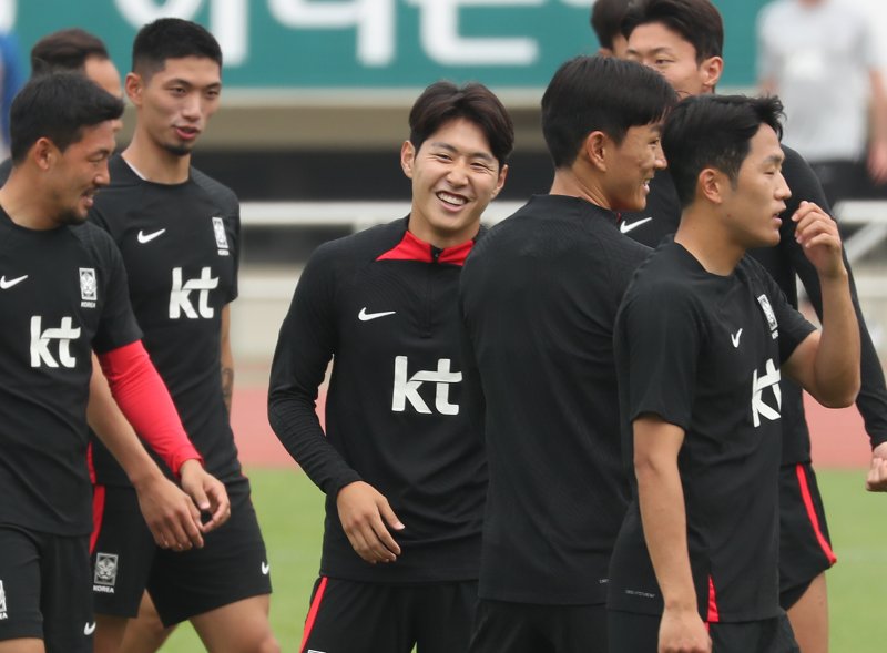 축구대표팀 이강인이 페루와의 평가전을 이틀 앞둔 14일 부산 서구 구덕운동장에서 훈련 도중 환하게 웃고 있다. 2023.6.14/뉴스1 ⓒ News1 윤일지 기자