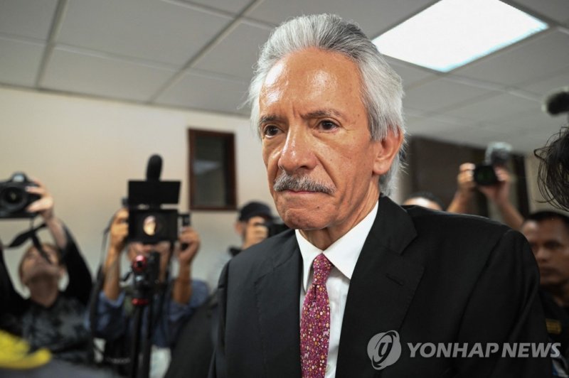 실형 선고받은 과테말라 저명 언론인 호세 루벤 사모라 Guatemalan journalist Jose Ruben Zamora, president of the newspaper El Periodico, arrives to listen to the Guatemalan court's ruling in a case against him, at the Palace of Justice in Guatemala City, on June 14, 2023. A Guatemalan court rules on Wednesday in a controver