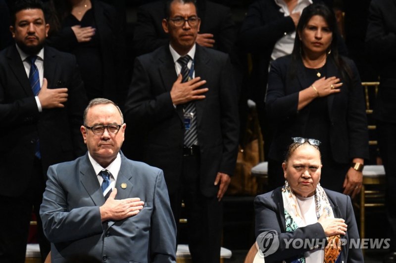 알레한드로 잠마테이 과테말라 대통령(앞줄 왼쪽)과 마리아 콘수엘로 포라스 법무부 장관 Guatemala's President Alejandro Giammattei (L) and Guatemala's Attorney General Maria Consuelo Porras attend the presentation of the annual report of the Public Ministry in Guatemala City on May 17, 2023. In 2021, the United States included Porras on a