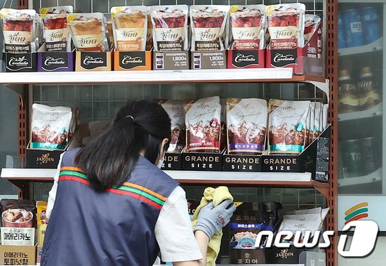 서울시내 한 편의점에서 아르바이트생이 매대를 정리하는 모습.ⓒ News1 조태형 기자
