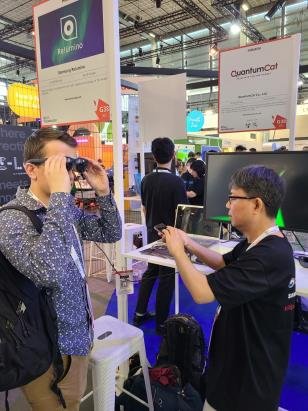 오는 17일까지 프랑스 파리에서 열리는 '비바 테크놀로지 2023'에서 관람객이 시각 보조 솔루션 '릴루미노'를 체험하고 있다. 삼성전자 제공