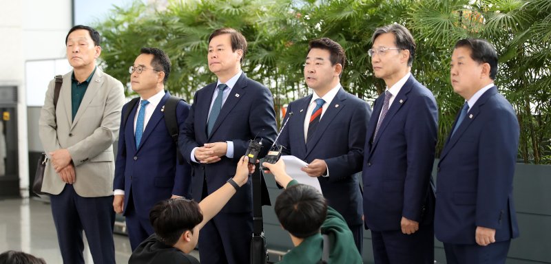 박정 더불어민주당 의원이 15일 오전 인천국제공항 1터미널에서 중국 베이징 출국 전 입장문을 발표하고 있다. 이들은 18일까지 체류하며 중국과 티베트를 방문할 예정이다. 중국에선 중국 정부와 민간단체 인사를 만나고, 티베트에선 박람회에 참석할 예정이다. 왼쪽부터 김철민, 민병덕, 도종환, 박정, 유동수, 김병주 의원. 사진=뉴스1