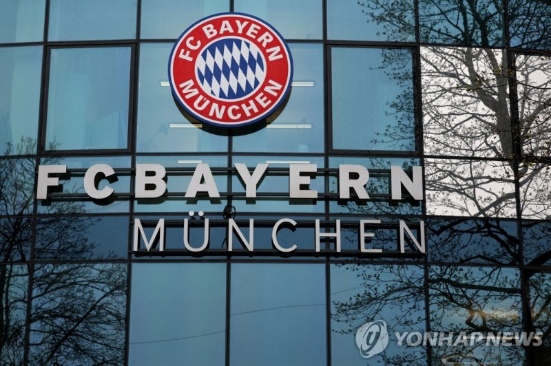 바이에른 뮌헨 로고 epa10545055 Logo of Bayern Munich at the training facility in Saebener Strasse in Munich, Germany, 27 March 2023. New head coach of Bayern Munich Thomas Tuchel supervises the squad training for the first time after his signing. EPA/ANNA SZILAGYI