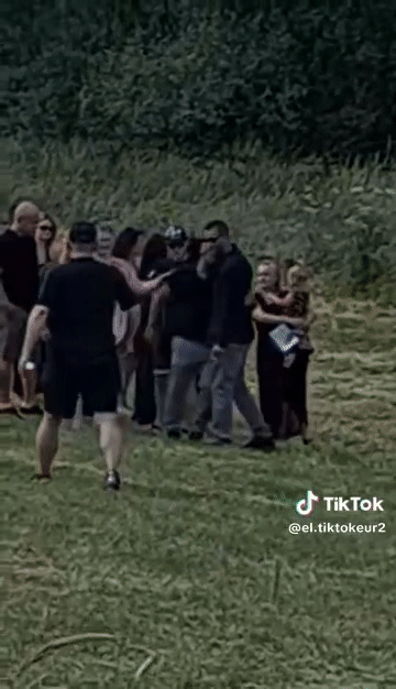 본인 장례식에 헬기를 타고 나타난 틱톡 크리에이터인 데이빗 배튼(45)이 친구들과 포옹하고 있다./사진=el.tiktokeur2 틱톡 계정 캡처